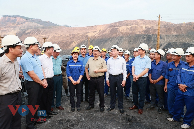 Thủ tướng kiểm tra thực trạng các đơn vị cung ứng điện và công tác khai thác, cung cấp than cho sản xuất điện. - Ảnh 5.