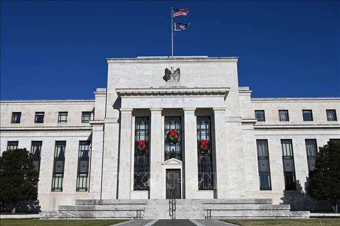 Fed tạm dừng tăng lãi suất, dự báo giảm lãi suất trong năm 2024 - Ảnh 1.