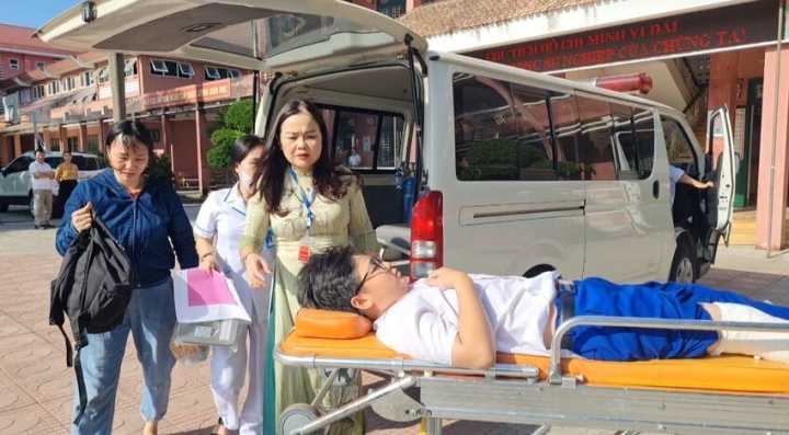 Giám đốc Sở GD&ĐT Quảng Trị đưa nam sinh bị gãy chân vào phòng thi - Ảnh 1.