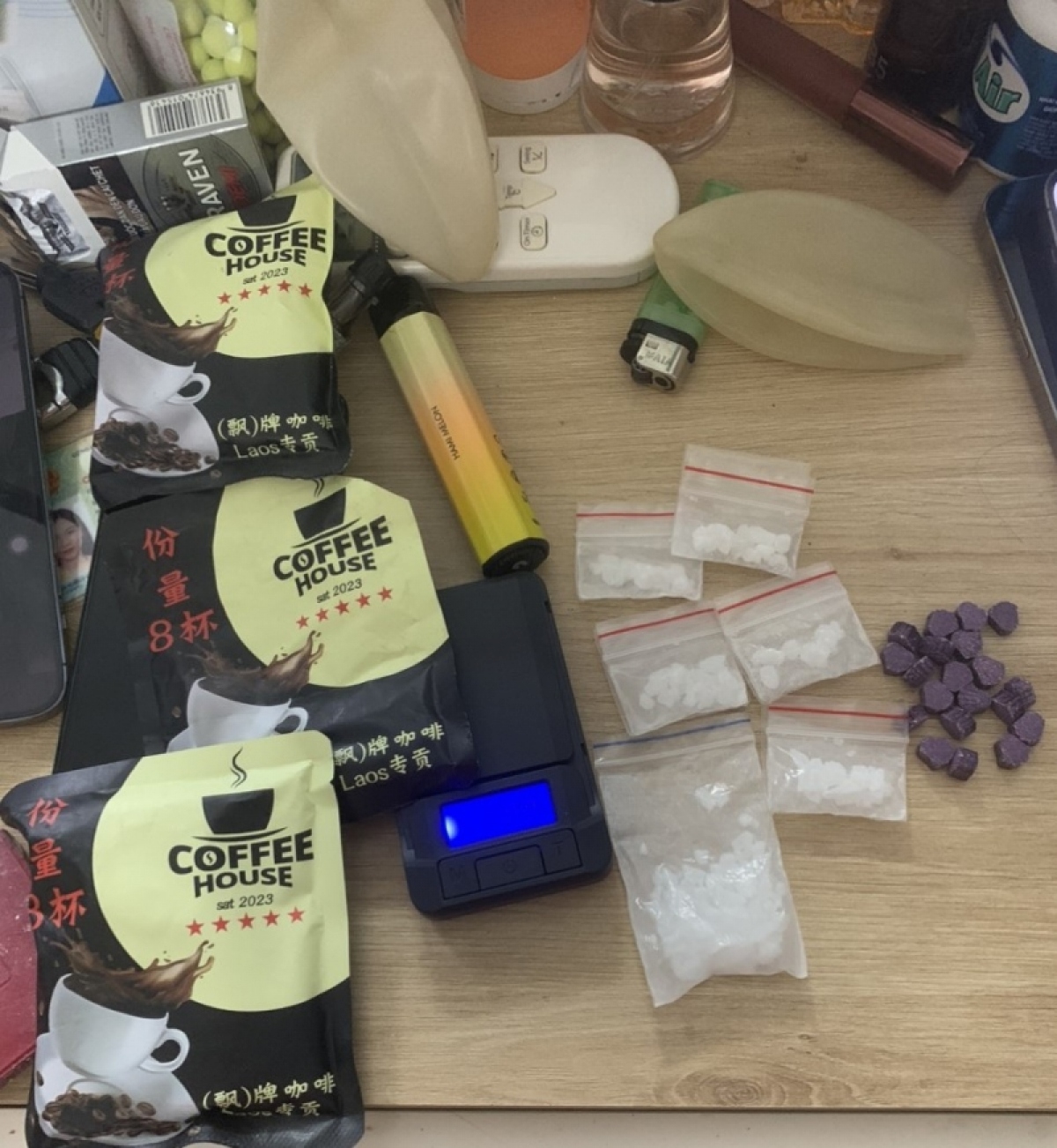 Bắt quả tang nhóm thanh niên dùng ma túy dưới dạng gói cà phê - Ảnh 2.