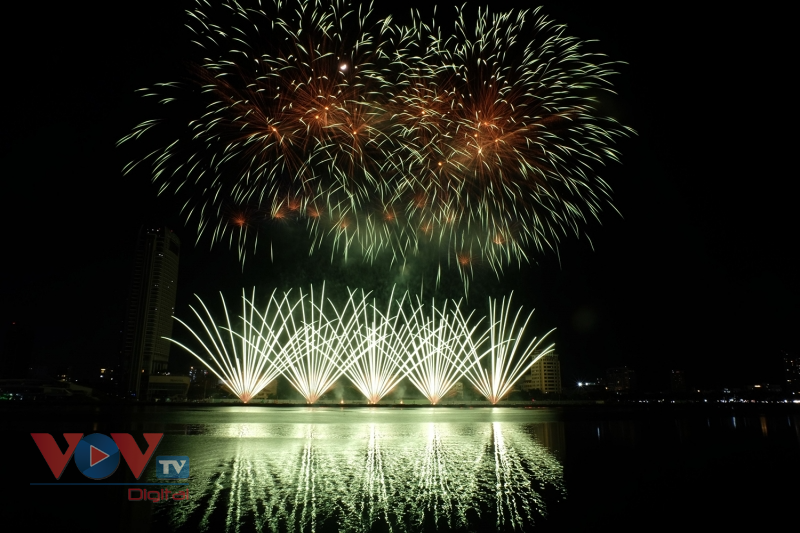 Đêm thứ 4 Lễ hội pháo hoa quốc tế Đà Nẵng 2023: Đại tiệc ánh sáng, âm nhạc của Anh và Ba Lan - Ảnh 4.