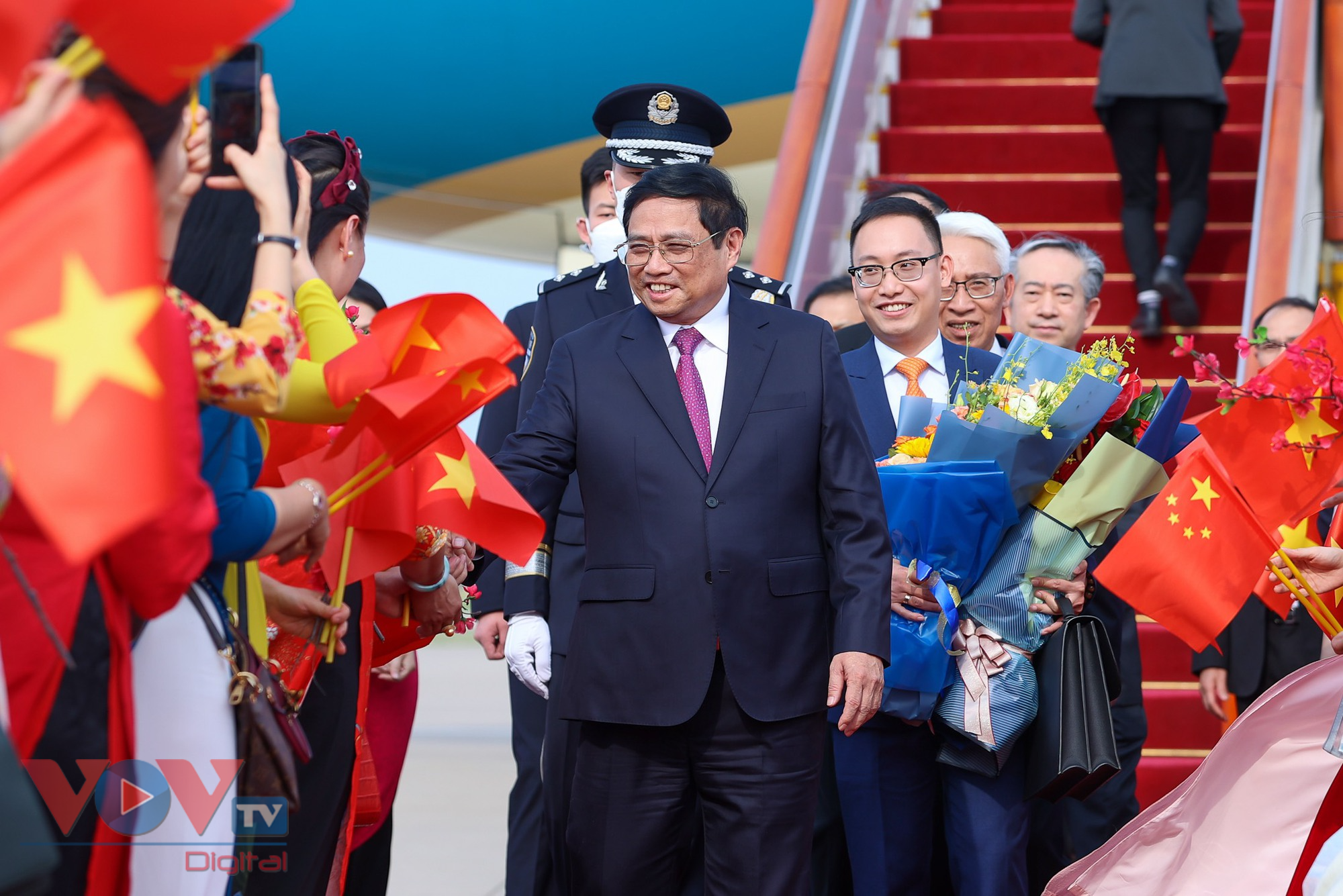 Thủ tướng Phạm Minh Chính tới Bắc Kinh, bắt đầu thăm chính thức Trung Quốc và dự Hội nghị Diễn đàn WEF  - Ảnh 2.