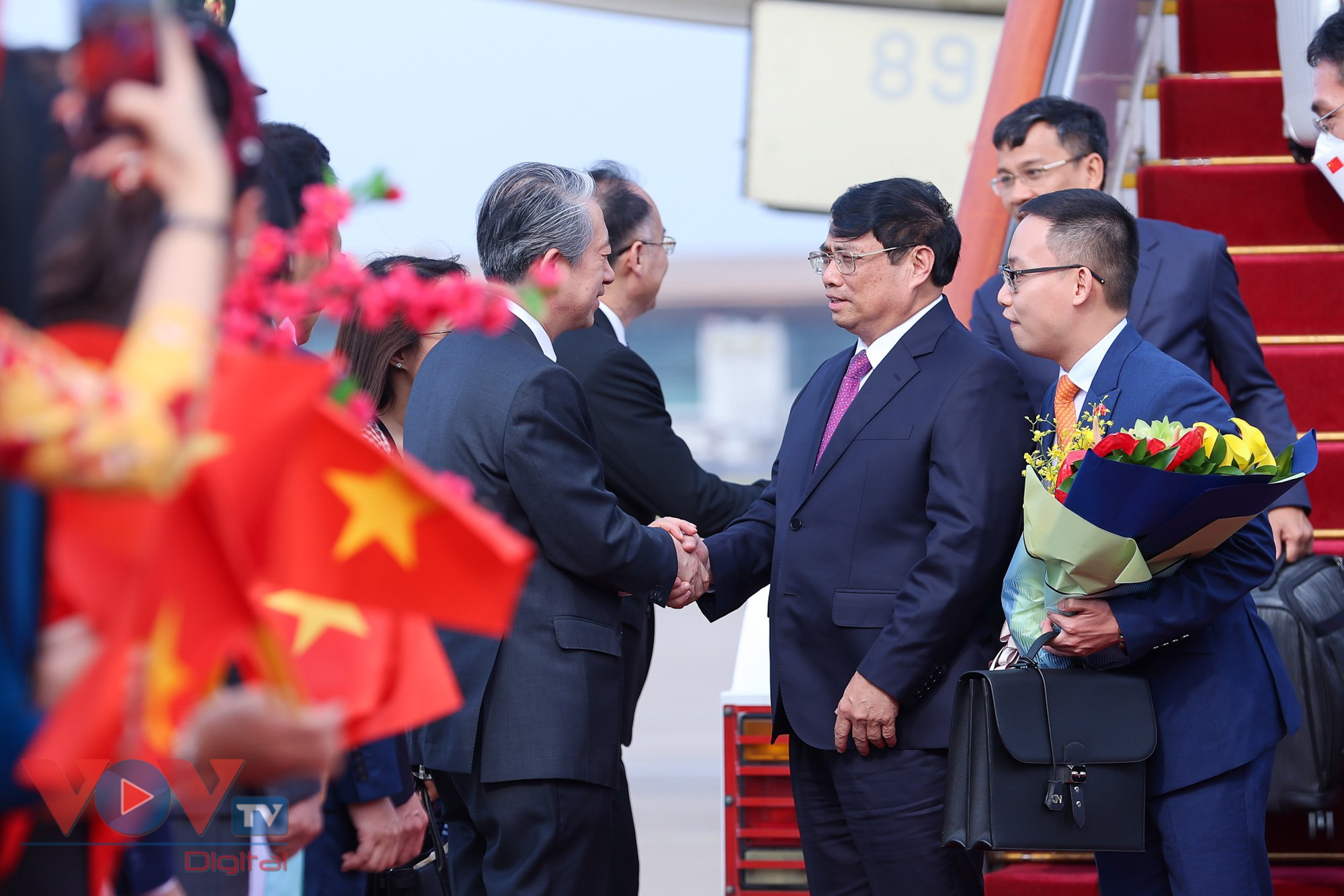 Thủ tướng Phạm Minh Chính tới Bắc Kinh, bắt đầu thăm chính thức Trung Quốc và dự Hội nghị Diễn đàn WEF  - Ảnh 4.