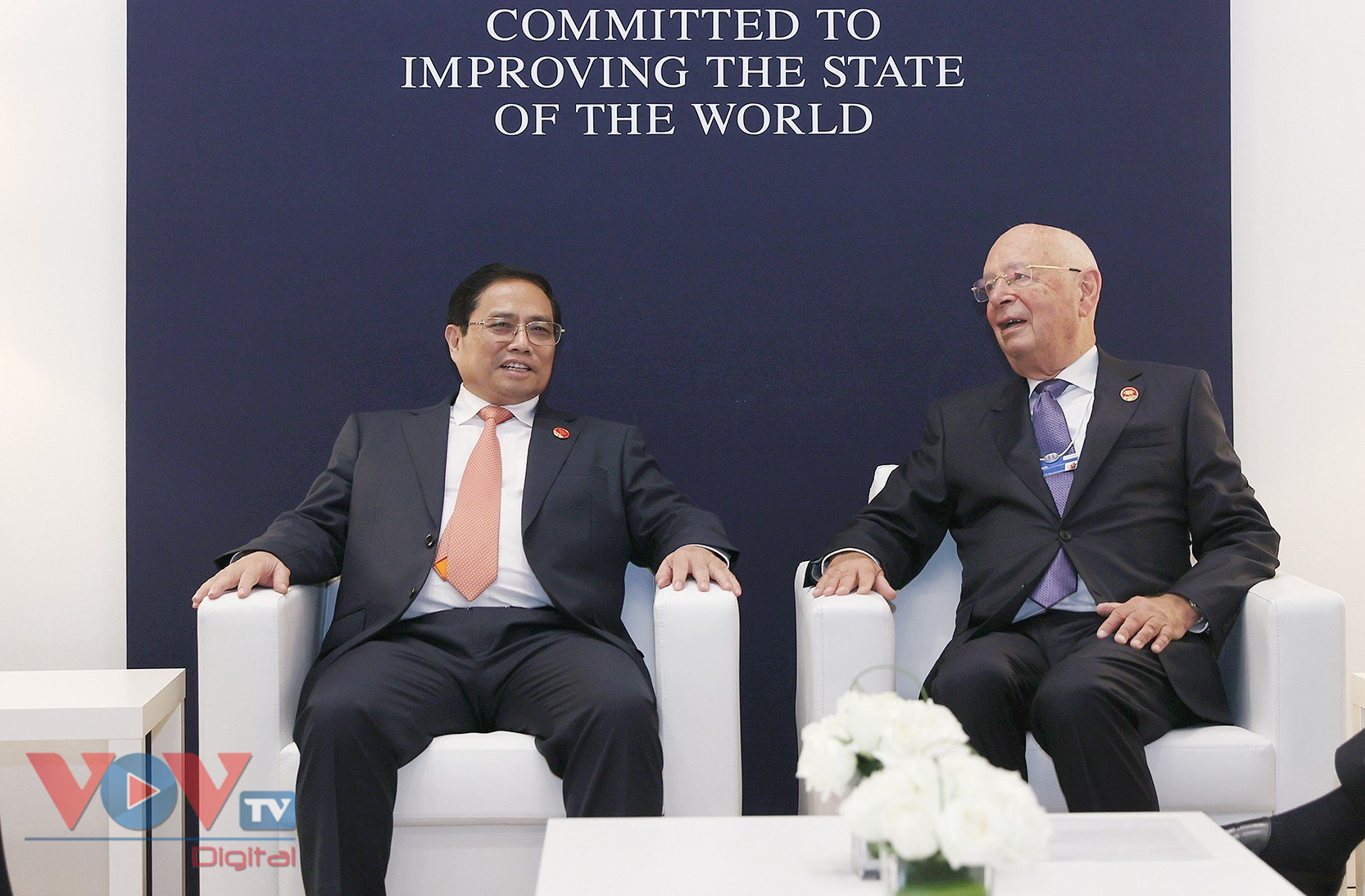 Thủ tướng Chính phủ Phạm Minh Chính tiếp Nhà sáng lập kiêm Chủ tịch điều hành WEF và chứng kiến ký kết MOU Việt Nam - WEF giai đoạn 2023-2026 - Ảnh 3.
