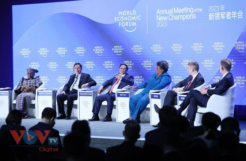 Thủ tướng Chính phủ tham dự và phát biểu tại phiên thảo luận đầu tiên của Hội nghị WEF Thiên Tân - Ảnh 2.