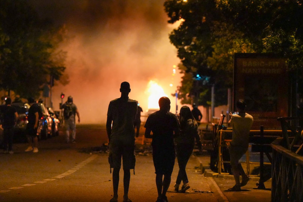 Bạo loạn bùng phát ở ngoại ô Paris sau vụ cảnh sát bắn chết một thiếu niên - Ảnh 1.