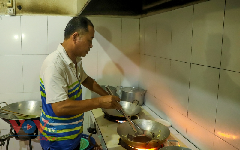 Độc lạ món ăn “10 chân 4 mắt” ở Quảng Ninh - Ảnh 5.