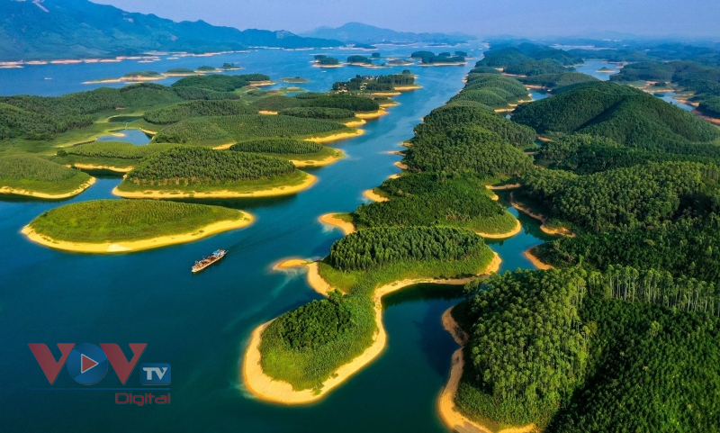 Nước cạn kỷ lục trên Hồ Thác Bà – 'Vịnh Hạ Long trên núi' ở Yên Bái - Ảnh 1.