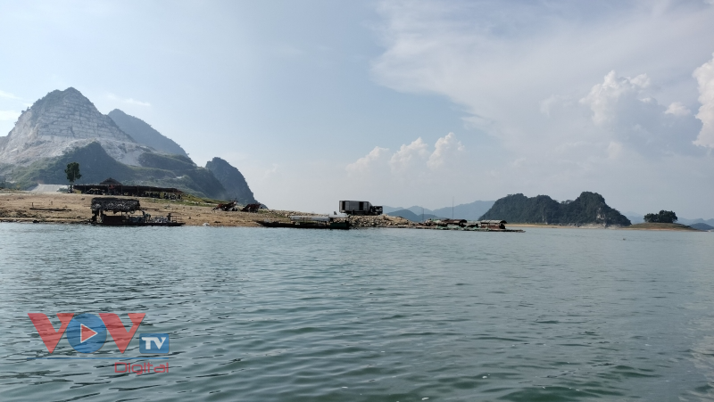 Nước cạn kỷ lục trên Hồ Thác Bà – 'Vịnh Hạ Long trên núi' ở Yên Bái - Ảnh 3.