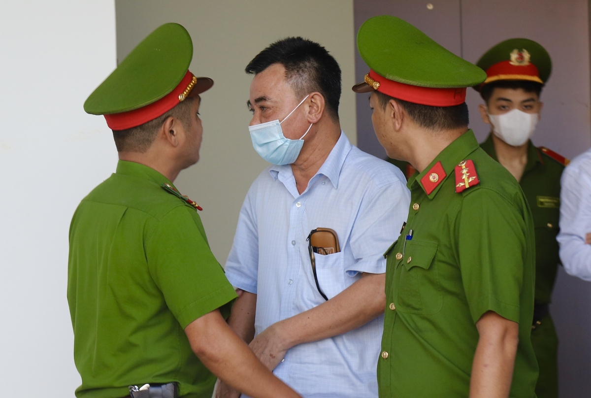 Cựu Phó Giám đốc Công an Hà Nội Nguyễn Anh Tuấn bật khóc tại tòa - Ảnh 1.