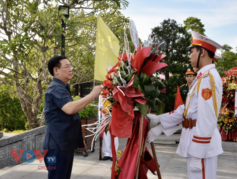 Chủ tịch Quốc hội thăm, tặng quà các gia đình chính sách ở Thừa Thiên Huế - Ảnh 1.