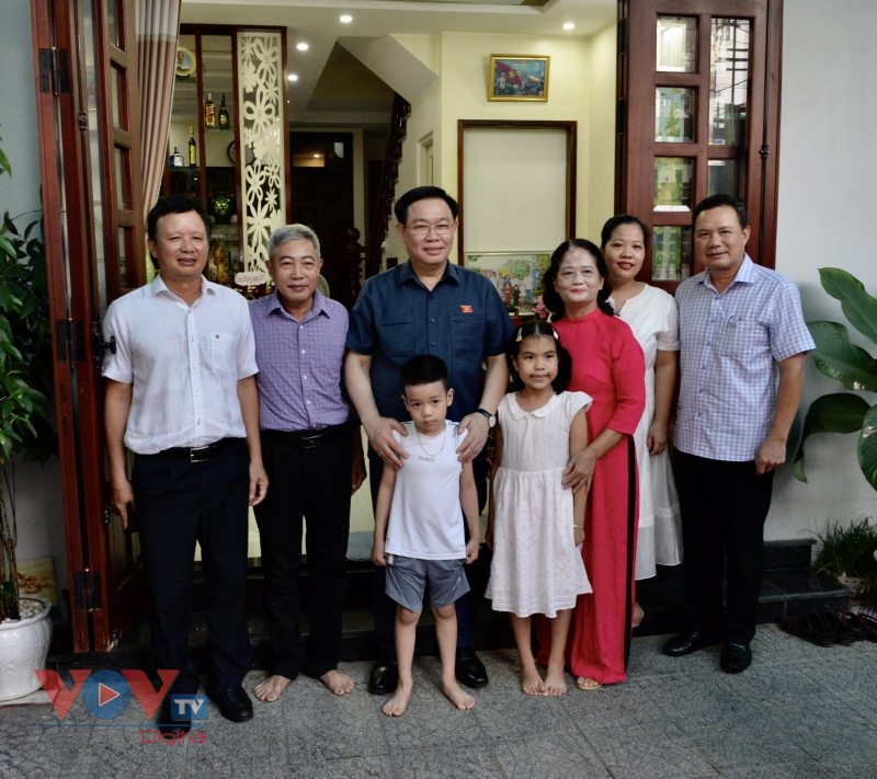 Chủ tịch Quốc hội thăm, tặng quà các gia đình chính sách ở Thừa Thiên Huế - Ảnh 3.