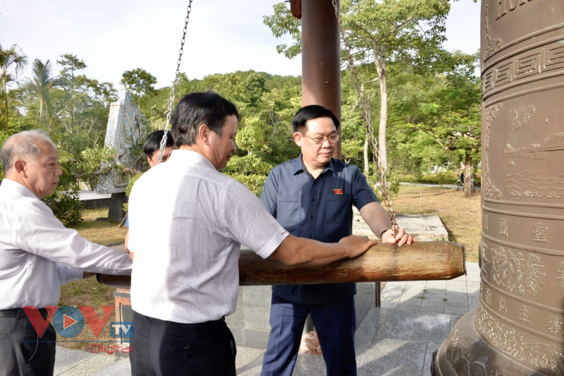 Chủ tịch Quốc hội thăm, tặng quà các gia đình chính sách ở Thừa Thiên Huế - Ảnh 4.