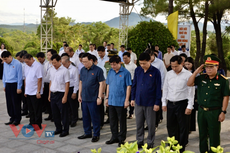 Chủ tịch Quốc hội thăm, tặng quà các gia đình chính sách ở Thừa Thiên Huế - Ảnh 5.