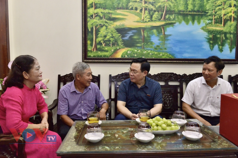 Chủ tịch Quốc hội thăm, tặng quà các gia đình chính sách ở Thừa Thiên Huế - Ảnh 6.
