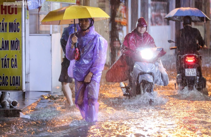 Hà Nội khuyến cáo người dân hạn chế ra đường khi bão số 1 đổ bộ - Ảnh 1.