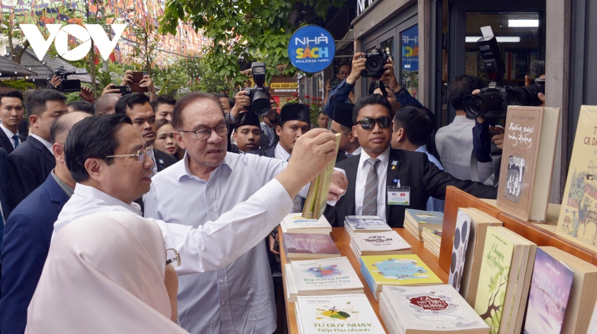 Thủ tướng Việt Nam và Thủ tướng Malaysia thăm phố sách, thưởng thức cafe Hà Nội - Ảnh 2.