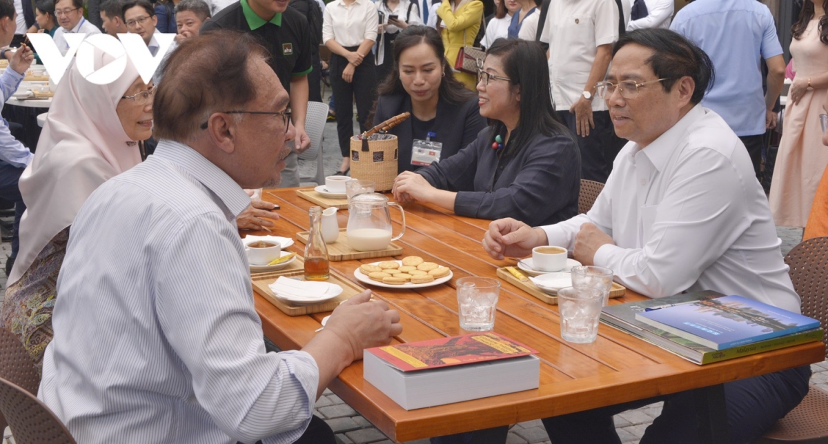 Thủ tướng Việt Nam và Thủ tướng Malaysia thăm phố sách, thưởng thức cafe Hà Nội - Ảnh 12.