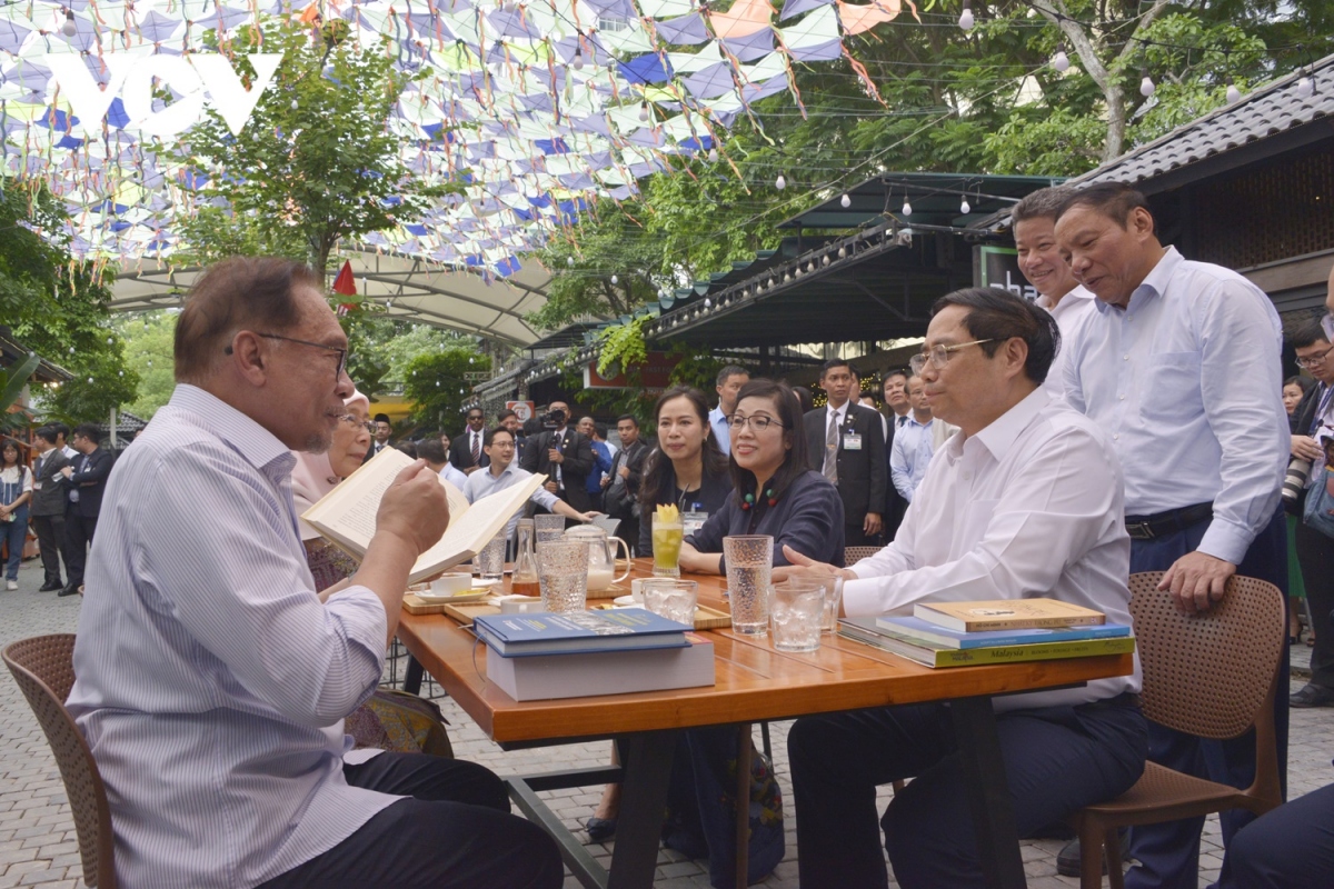 Thủ tướng Việt Nam và Thủ tướng Malaysia thăm phố sách, thưởng thức cafe Hà Nội - Ảnh 7.