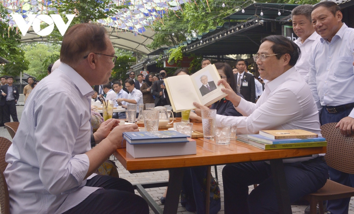 Thủ tướng Việt Nam và Thủ tướng Malaysia thăm phố sách, thưởng thức cafe Hà Nội - Ảnh 10.