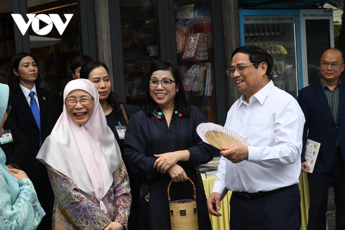 Thủ tướng Việt Nam và Thủ tướng Malaysia thăm phố sách, thưởng thức cafe Hà Nội - Ảnh 3.