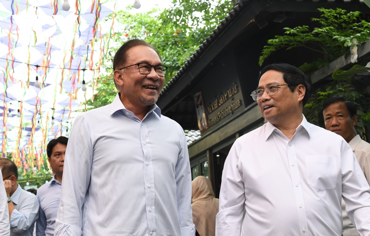 Thủ tướng Việt Nam và Thủ tướng Malaysia thăm phố sách, thưởng thức cafe Hà Nội - Ảnh 1.