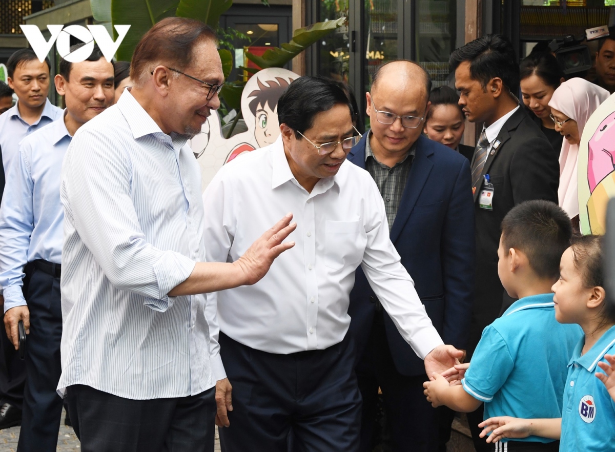 Thủ tướng Việt Nam và Thủ tướng Malaysia thăm phố sách, thưởng thức cafe Hà Nội - Ảnh 4.