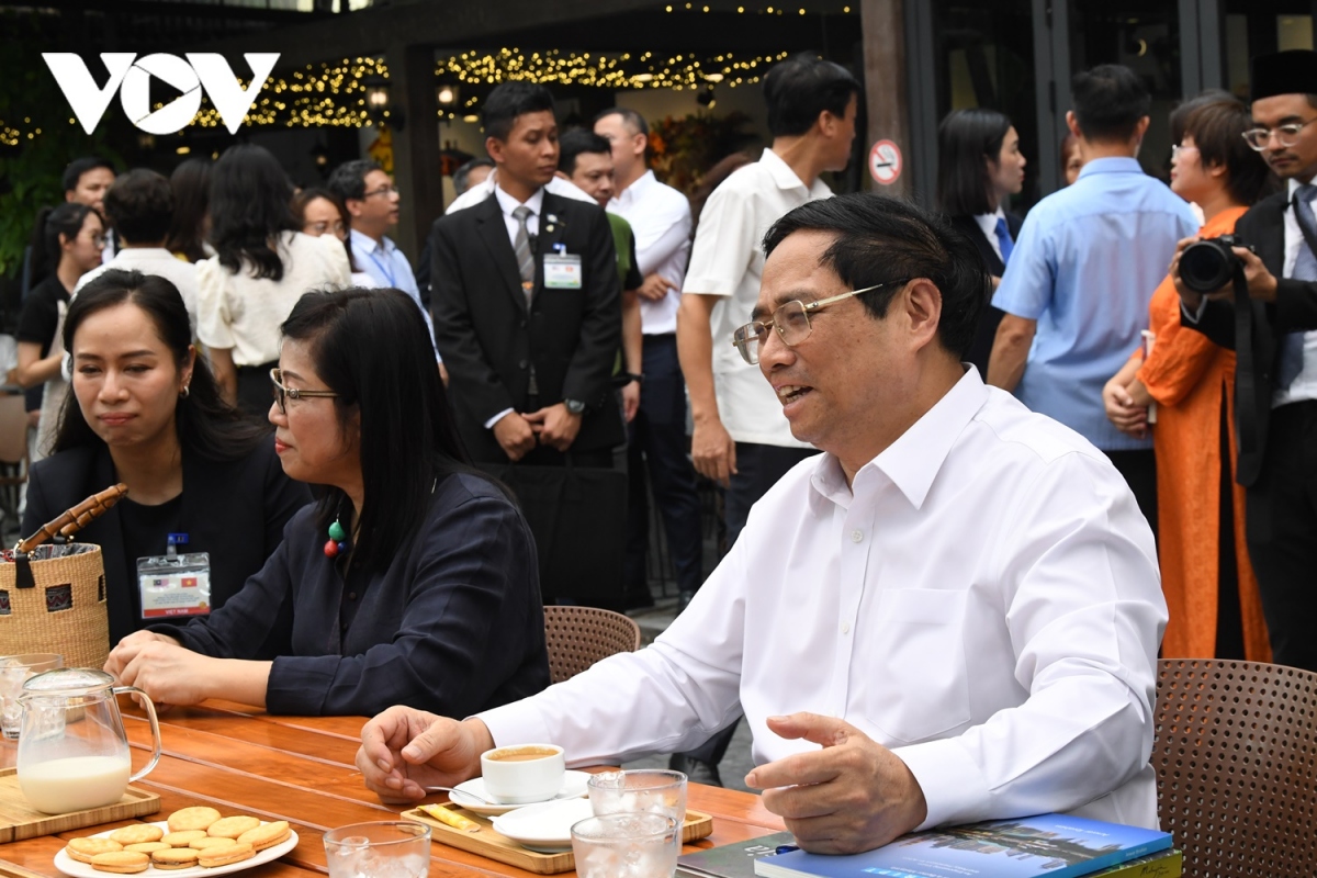 Thủ tướng Việt Nam và Thủ tướng Malaysia thăm phố sách, thưởng thức cafe Hà Nội - Ảnh 11.