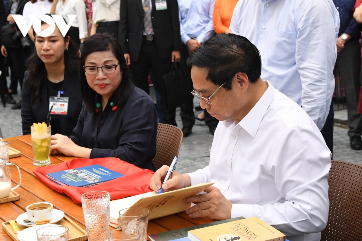 Thủ tướng Việt Nam và Thủ tướng Malaysia thăm phố sách, thưởng thức cafe Hà Nội - Ảnh 9.