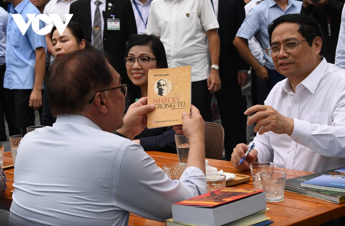 Thủ tướng Việt Nam và Thủ tướng Malaysia thăm phố sách, thưởng thức cafe Hà Nội - Ảnh 8.