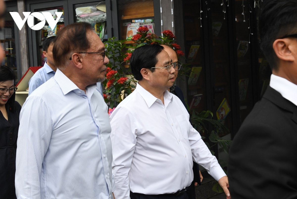 Thủ tướng Việt Nam và Thủ tướng Malaysia thăm phố sách, thưởng thức cafe Hà Nội - Ảnh 13.