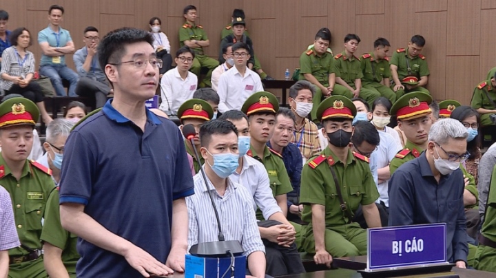 Công bố video cựu điều tra viên Hoàng Văn Hưng nhận chiếc cặp nghi chứa 450.000 USD - Ảnh 2.