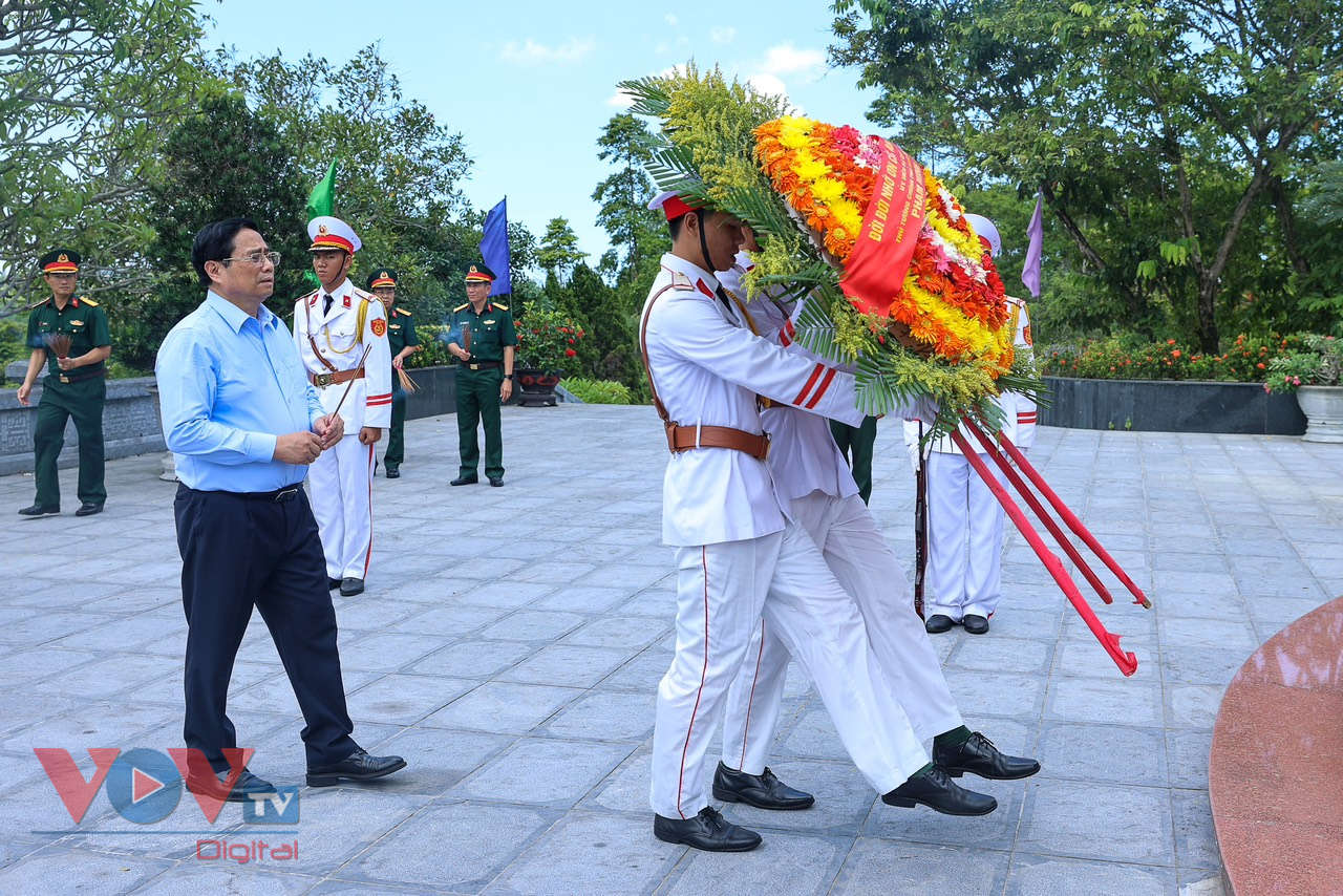 Thủ tướng Phạm Minh Chính viếng nghĩa trang liệt sĩ tại tỉnh Thừa Thiên Huế và Quảng Trị - Ảnh 1.