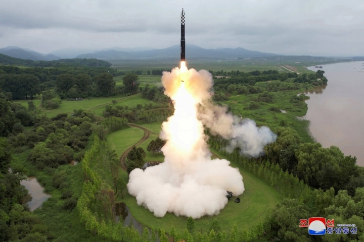 Triều Tiên bắn loạt tên lửa hành trình - Ảnh 1.