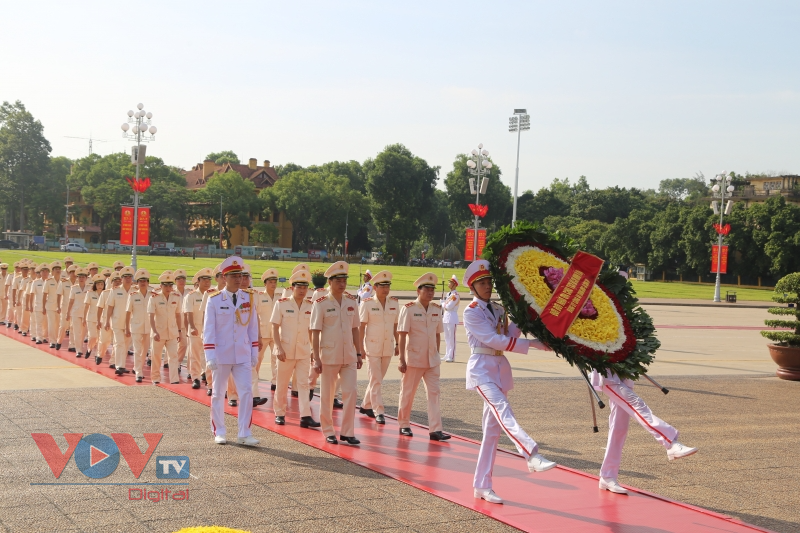 Lãnh đạo Đảng, Nhà nước tưởng niệm các Anh hùng liệt sỹ và vào Lăng viếng Chủ tịch Hồ Chí Minh - Ảnh 1.