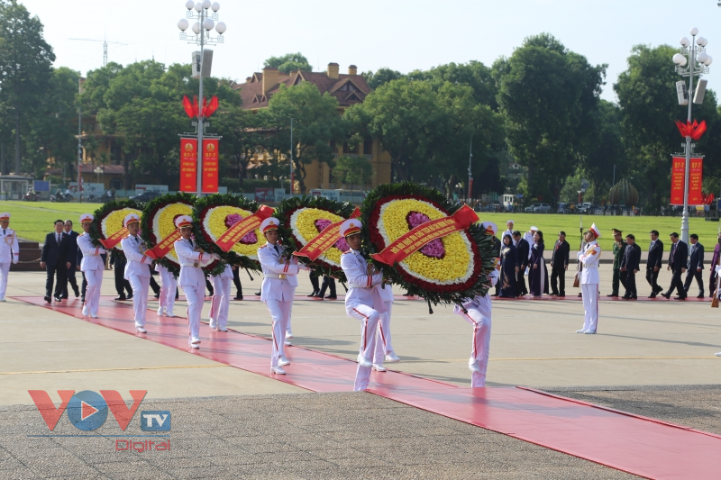 Lãnh đạo Đảng, Nhà nước tưởng niệm các Anh hùng liệt sỹ và vào Lăng viếng Chủ tịch Hồ Chí Minh - Ảnh 2.