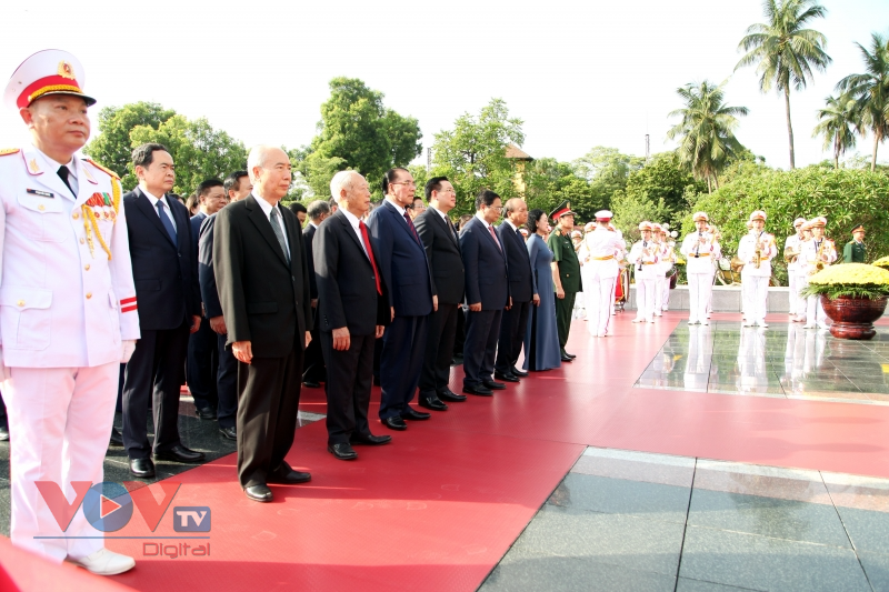 Lãnh đạo Đảng, Nhà nước tưởng niệm các Anh hùng liệt sỹ và vào Lăng viếng Chủ tịch Hồ Chí Minh - Ảnh 3.