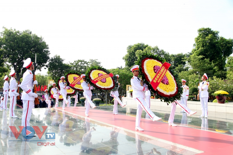 Lãnh đạo Đảng, Nhà nước tưởng niệm các Anh hùng liệt sỹ và vào Lăng viếng Chủ tịch Hồ Chí Minh - Ảnh 10.