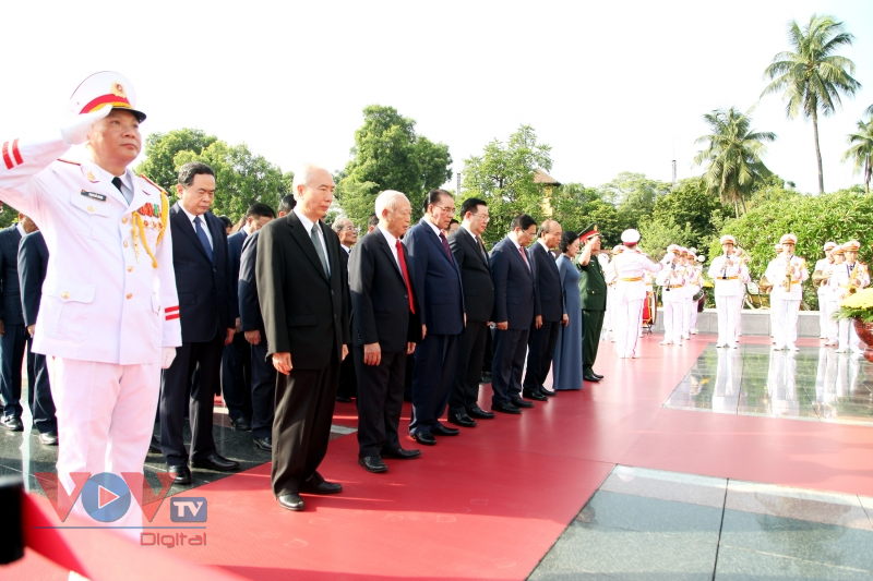 Lãnh đạo Đảng, Nhà nước tưởng niệm các Anh hùng liệt sỹ và vào Lăng viếng Chủ tịch Hồ Chí Minh - Ảnh 11.