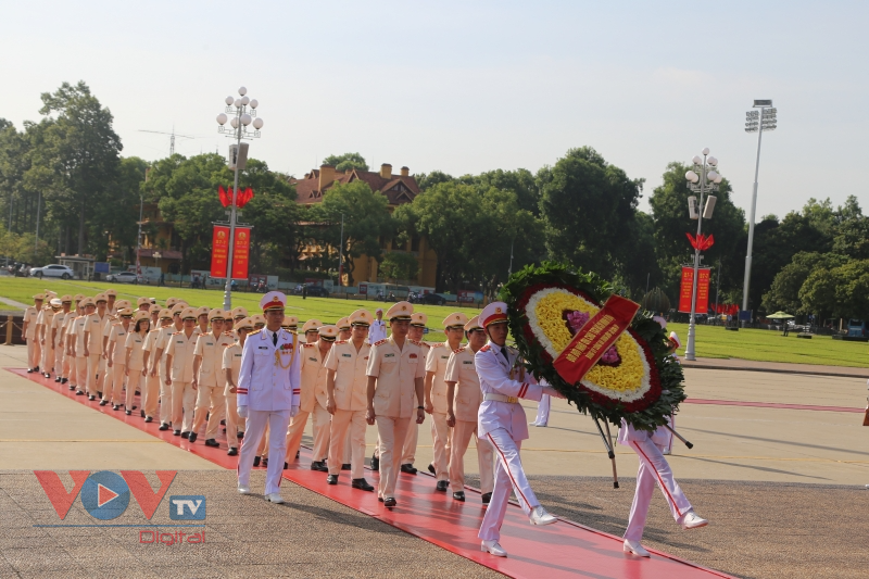 Lãnh đạo Đảng, Nhà nước tưởng niệm các Anh hùng liệt sỹ và vào Lăng viếng Chủ tịch Hồ Chí Minh - Ảnh 13.