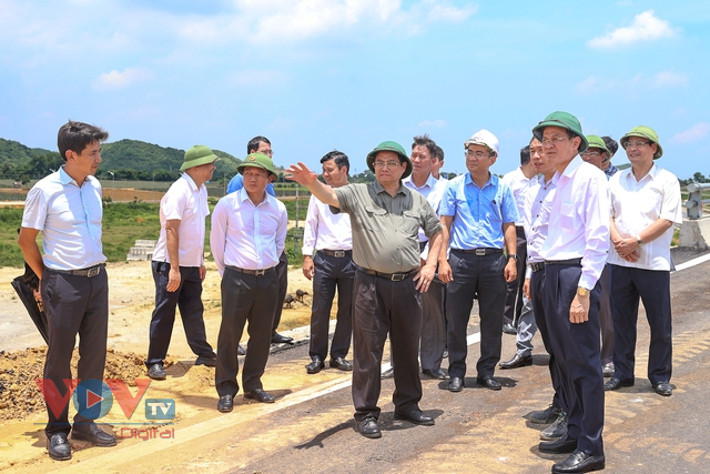 Thủ tướng khảo sát tuyến đường Đông-Tây trọng điểm của tỉnh Ninh Bình - Ảnh 2.