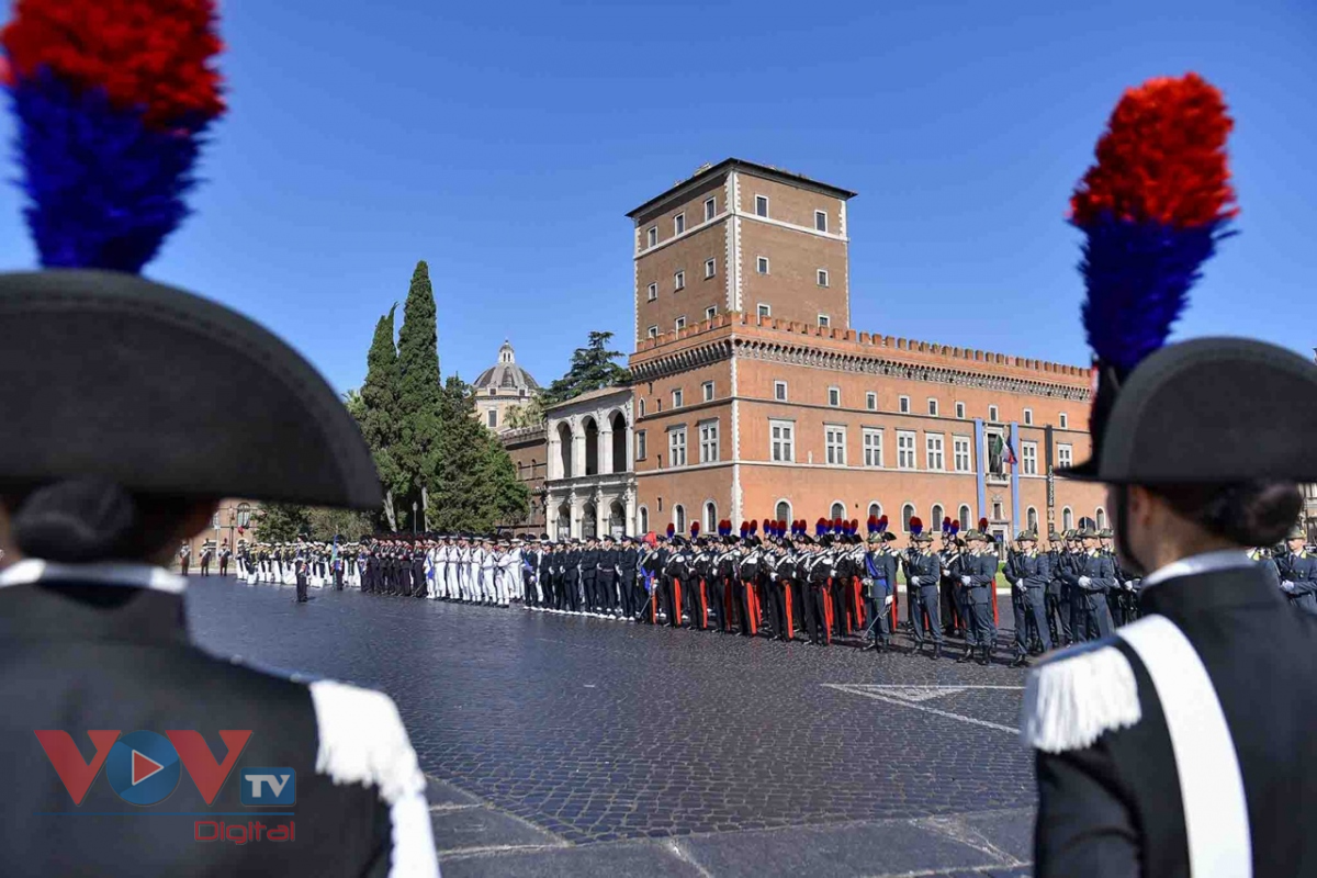 Chủ tịch nước Võ Văn Thưởng đặt vòng hoa tại Đài Tổ quốc Thủ đô Roma - Ảnh 1.