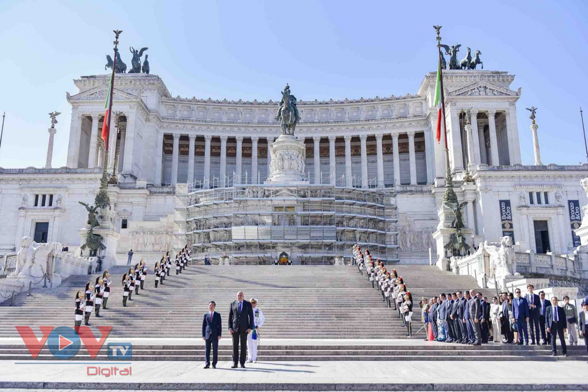 Chủ tịch nước Võ Văn Thưởng đặt vòng hoa tại Đài Tổ quốc Thủ đô Roma - Ảnh 3.