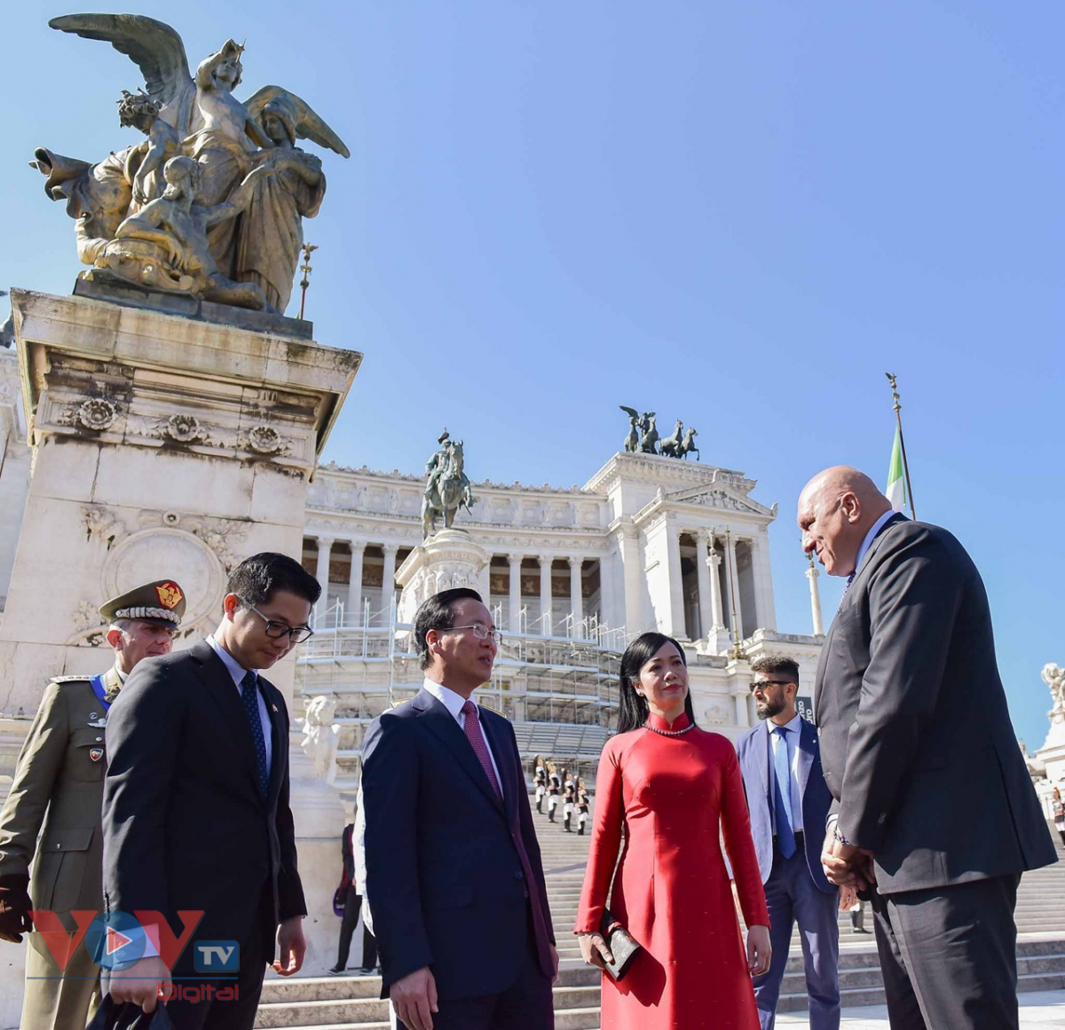 Chủ tịch nước Võ Văn Thưởng đặt vòng hoa tại Đài Tổ quốc Thủ đô Roma - Ảnh 5.