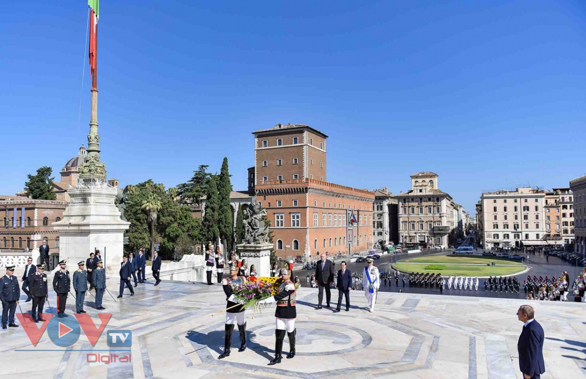 Chủ tịch nước Võ Văn Thưởng đặt vòng hoa tại Đài Tổ quốc Thủ đô Roma - Ảnh 9.