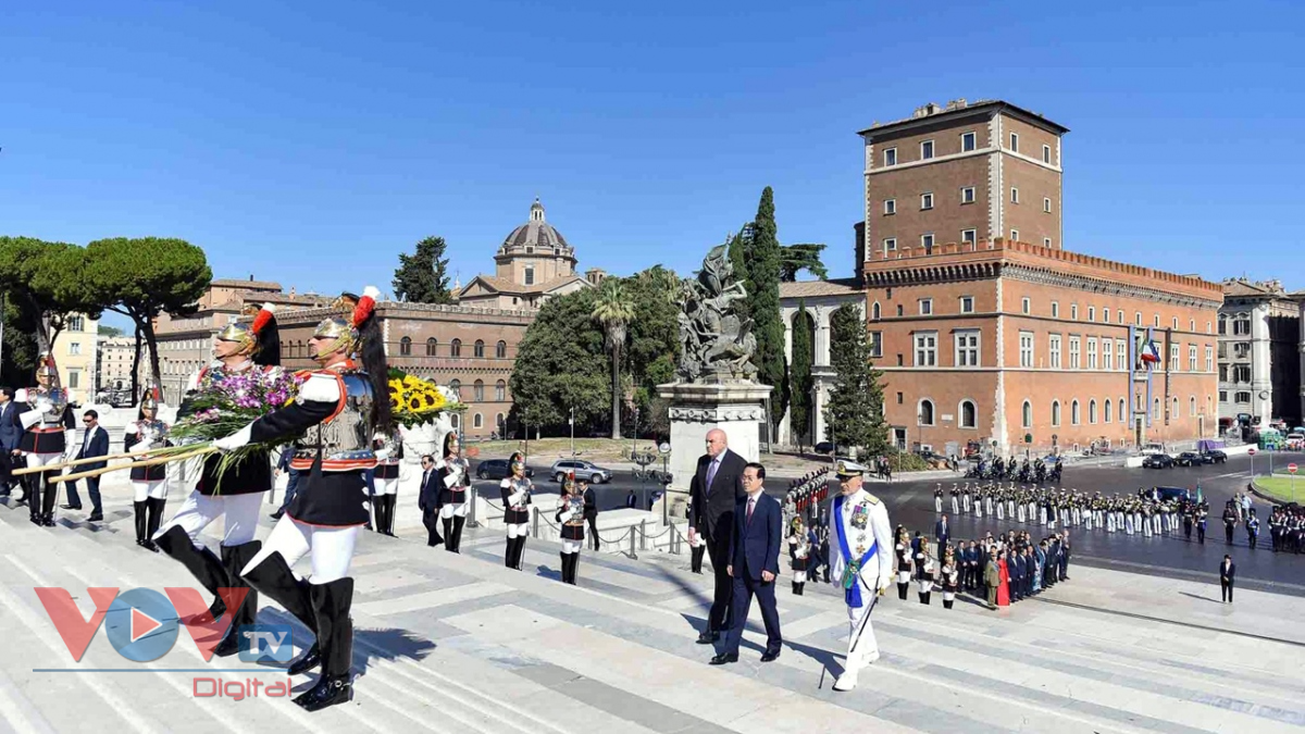 Chủ tịch nước Võ Văn Thưởng đặt vòng hoa tại Đài Tổ quốc Thủ đô Roma - Ảnh 10.