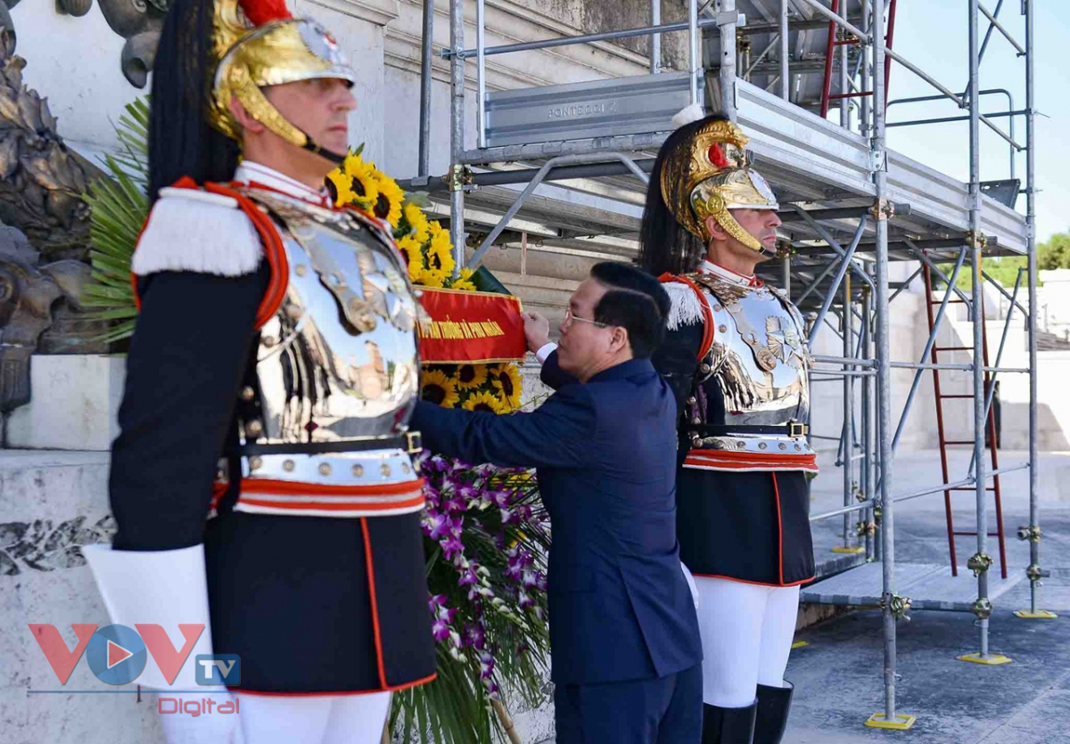 Chủ tịch nước Võ Văn Thưởng đặt vòng hoa tại Đài Tổ quốc Thủ đô Roma - Ảnh 11.