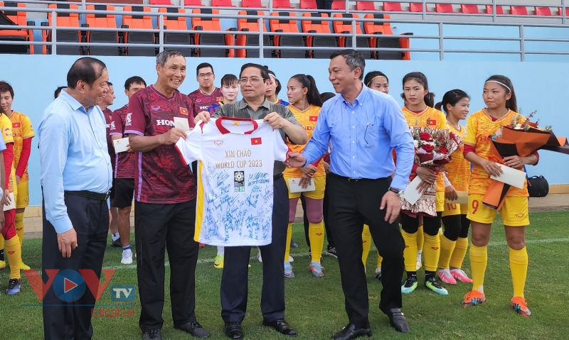 Thủ tướng Phạm Minh Chính gặp mặt, động viên Đội tuyển bóng đá nữ Việt Nam trước khi lên đường dự FIFA World Cup 2023 - Ảnh 1.