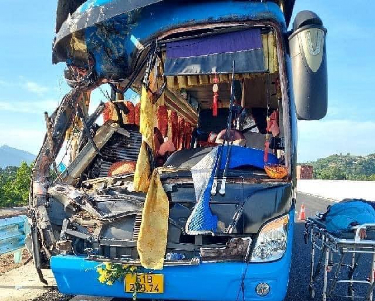 Xe khách gặp nạn trên cao tốc Nha Trang - Cam Lâm, 2 người tử vong - Ảnh 1.