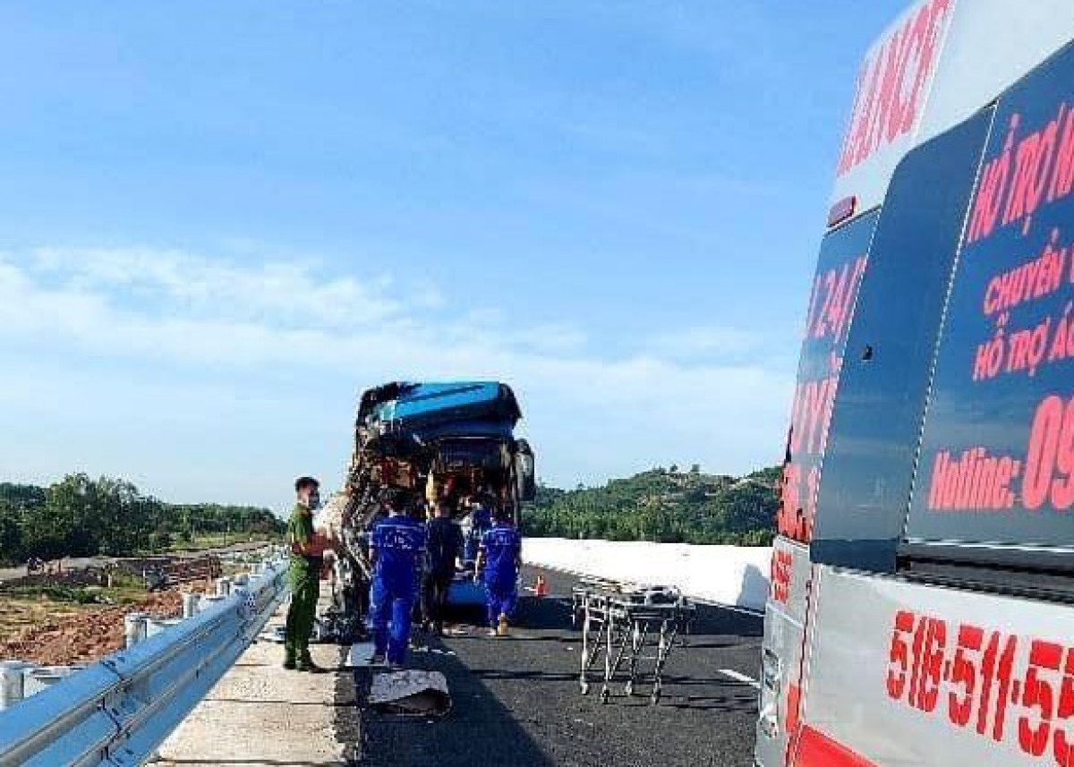 Xe khách gặp nạn trên cao tốc Nha Trang - Cam Lâm, 2 người tử vong - Ảnh 2.